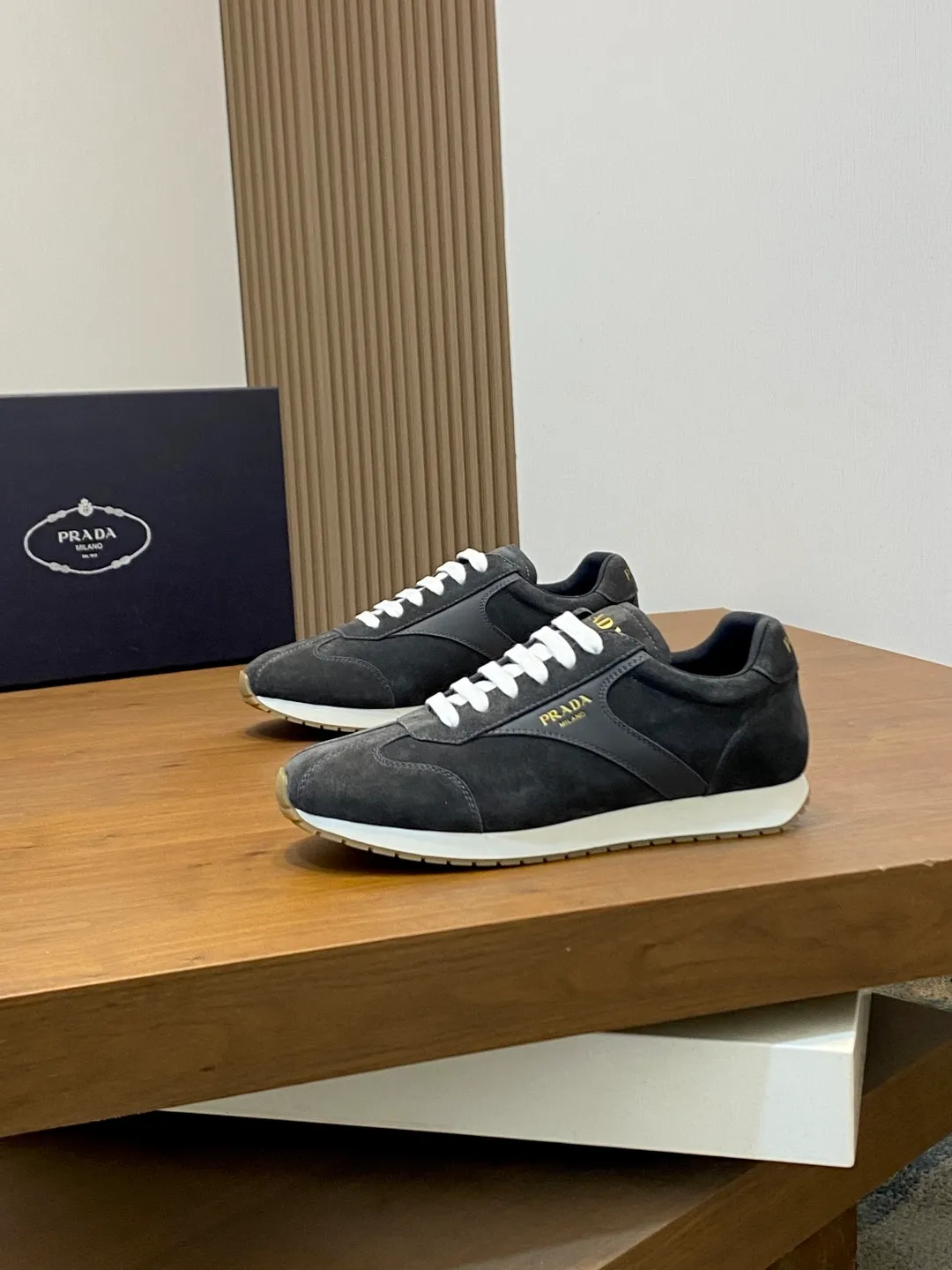 Men's shoes 💰740 Prada/Prada's new men's spliced ​​casual sports shoes. These sports shoes use exquisite stitching technology to outline a unique geometric texture, and contemporary lines and details reinterpret the classic sports style. The upper is made of ultra-official material, and the lining is full cowhide. It is lightweight, breathable, practical and versatile. The tongue is decorated with the Prada Milano logo, and the logo print is embellished with the laces. It is paired with a 2.5cm two-color rubber sole to create a comfortable wearing experience. Comes with full set of original packaging dust bag! Size: 39-40-41-42-43-44 (38, 45 customized) standard leather shoe size